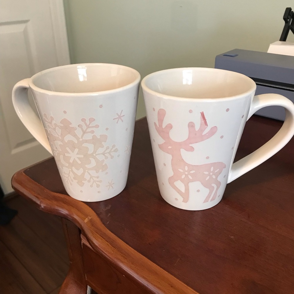 2 coffee cups in winter pattern